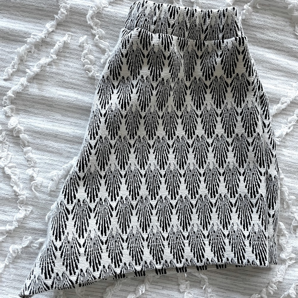 Stretchy textured shorts